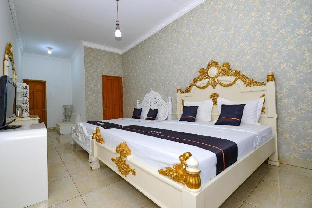 Guest House Gethsemane Salatiga Exteriör bild