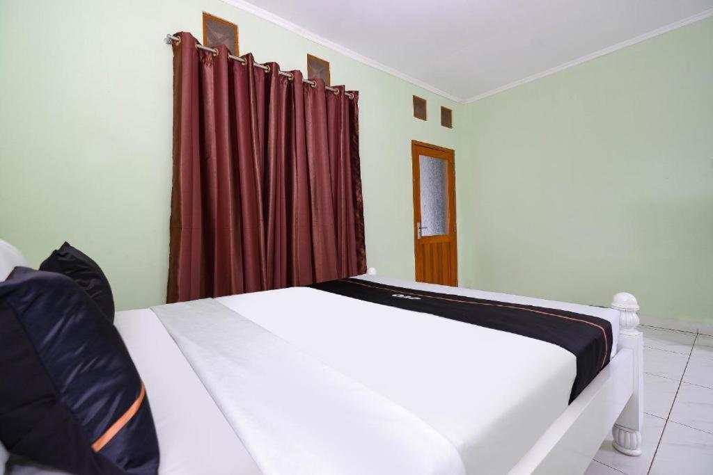 Guest House Gethsemane Salatiga Exteriör bild